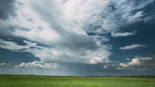 夏天雨天的乡村田园草地景观。壮观的天空与雨云在地平线上。农业和天气预报概念视频素材