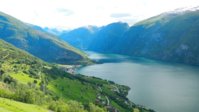 挪威的松岛和峡湾。令人惊叹的峡湾。夏季风景风景著名的自然景点，地标和热门的目的地在夏季。缩小视频素材