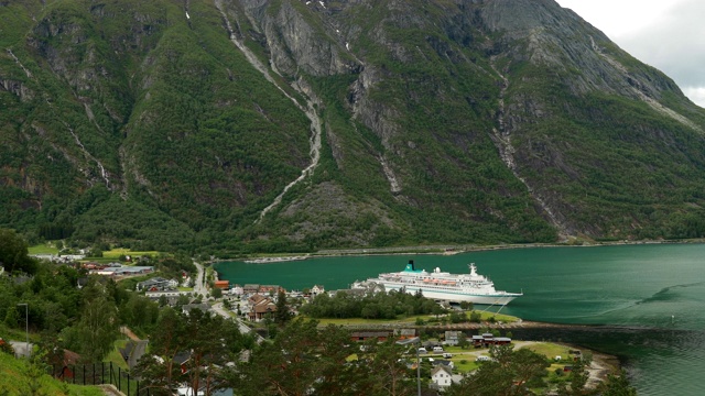 Eidfjord Hardangerfjord,挪威。夏季在港口附近停泊的观光船或渡船。鸟瞰图著名的挪威地标和热门的目的地。视频素材