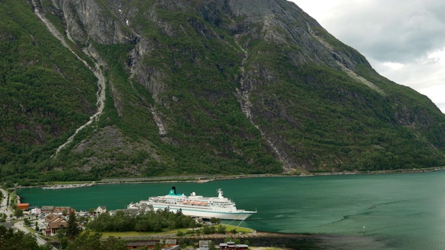 Eidfjord,挪威。夏季在港口附近停泊的观光船或渡船。鸟瞰图著名的挪威地标和热门的目的地。全景视频素材