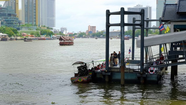 4K时间流逝，曼谷市中心湄南河上的游船交通，曼谷市景湄南河在泰国的主要河流，曼谷河的交通视频素材