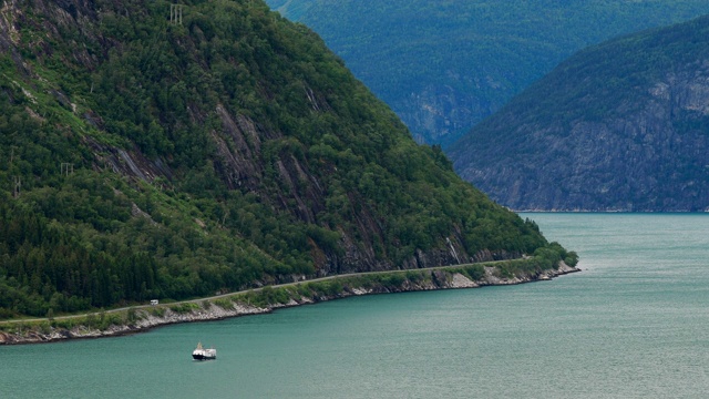 Eidfjord,挪威。夏季在港口附近停泊的观光船或渡船。鸟瞰图著名的挪威地标和热门的目的地视频素材