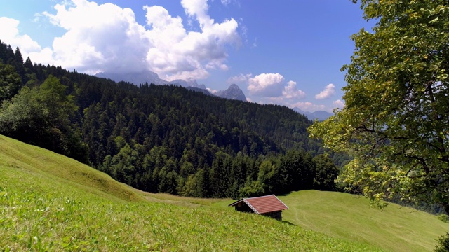 巴伐利亚阿尔卑斯山脉Garmisch Partenkirchen附近的Wetterstein山脉视频素材