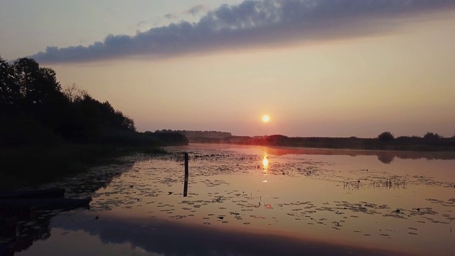 河上晨雾的鸟瞰图视频素材