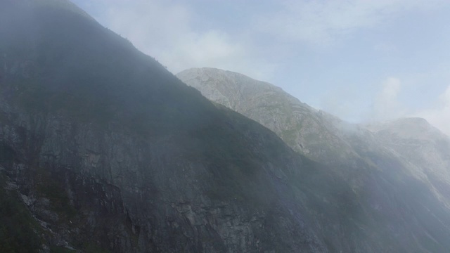 鸟瞰图的山在云附近的巨人。挪威视频素材