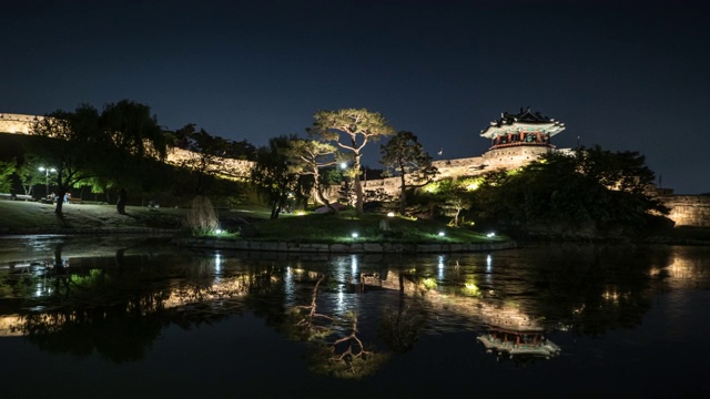 韩国水原华城(联合国教科文组织世界文化遗产)的“邦华寺”亭、宁渊池和花红门夜景视频素材