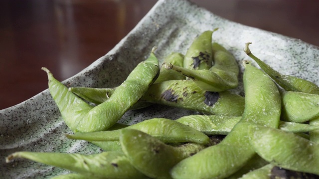 手摘毛豆绿大豆，日本食品视频素材