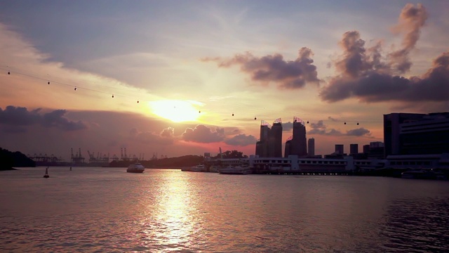 乘坐缆车前往圣淘沙岛，欣赏新加坡海港前湾的日落美景视频素材