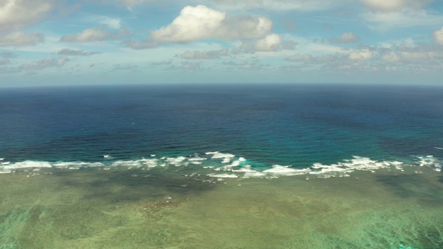 海景，蔚蓝的大海，云和岛屿的天空视频素材