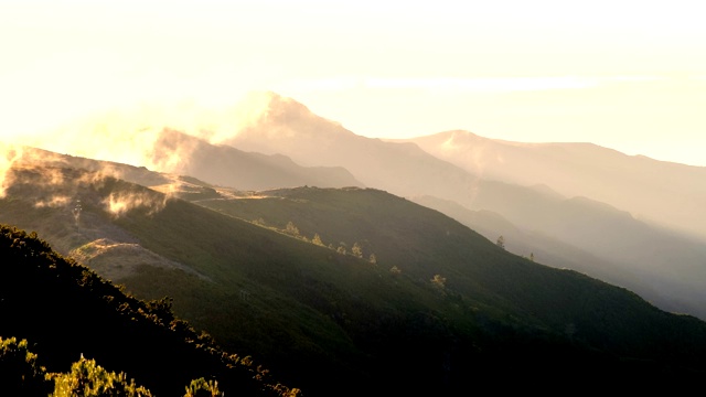 马德拉岛夏季日落时山上的云朵。视频素材