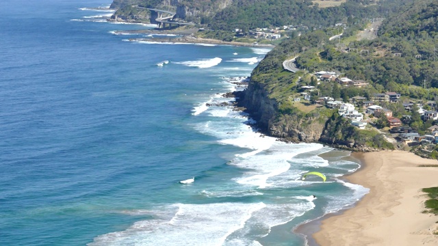 斯坦维尔公园沙滩冲浪海滩，海岸线和海崖桥，南海岸，新南威尔士州，澳大利亚，股票视频视频下载