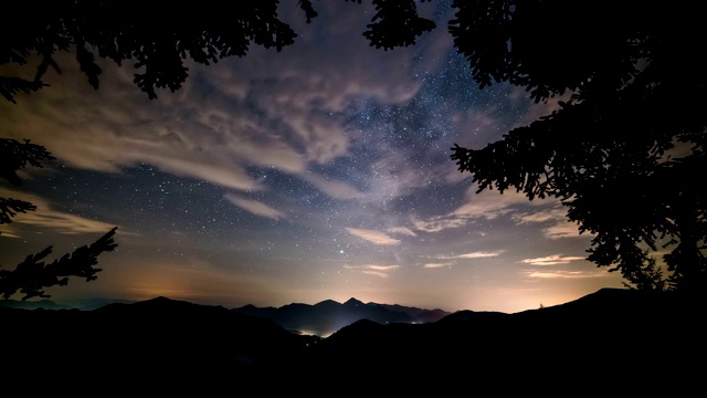 美丽的森林景观星空与银河和云移动阿尔卑斯山山脉自然时光流逝视频素材