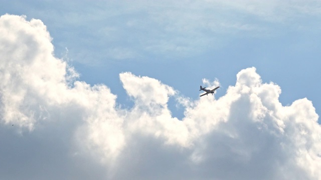 小飞机在天空中视频素材