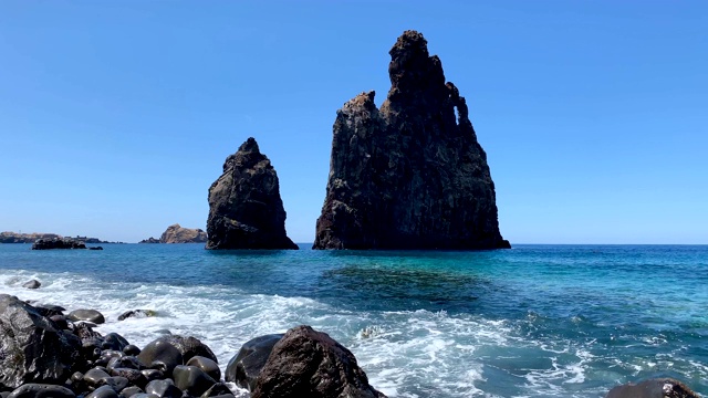 海浪袭击了位于大西洋中部Ribeira da Janela的马德拉岛北部海岸。视频素材