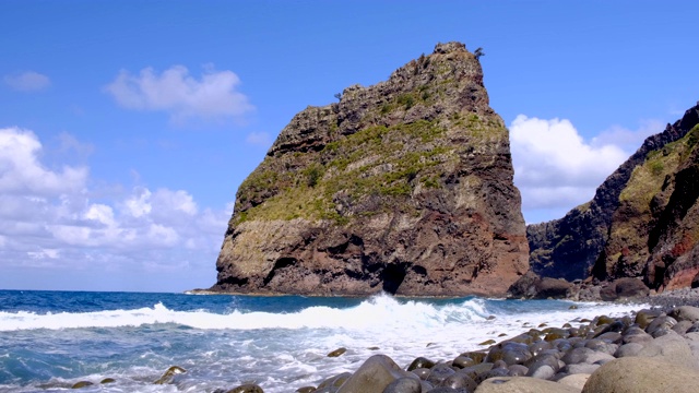 海浪袭击了位于大西洋中央的马德拉岛北部海岸Ilhéu da Rocha do Navio。视频素材