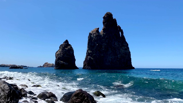 海浪袭击了位于大西洋中部Ribeira da Janela的马德拉岛北部海岸。视频素材