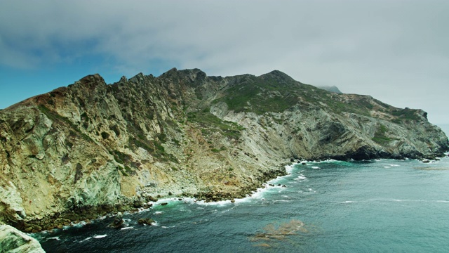 缓慢的无人机飞过卡特琳娜岛石质西海岸视频素材