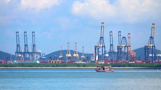 海港和渔船停泊在海上，鸟儿飞翔蓝天白云视频素材