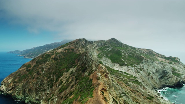 卡特琳娜岛西端石峰-无人机拍摄视频素材