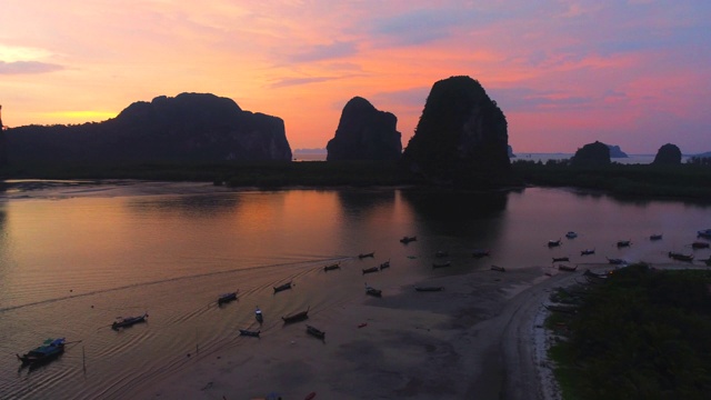 鸟瞰图拍摄美丽的风景和安达曼海日落，热带海滩海在泰国南部，亚洲视频素材