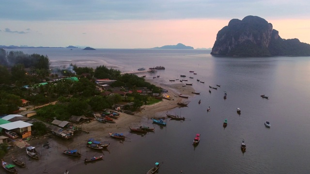 鸟瞰图拍摄美丽的风景和安达曼海日落，热带海滩海在泰国南部，亚洲视频素材