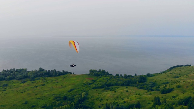 职业运动员用滑翔机在空中飞行。滑翔伞在天空。视频素材