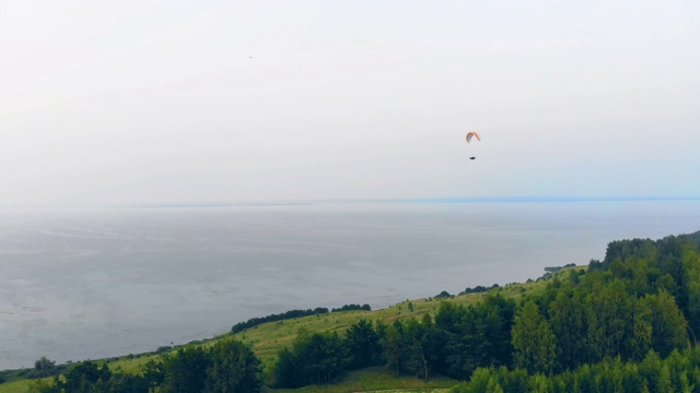 一个运动员在高空用滑翔机训练。视频素材