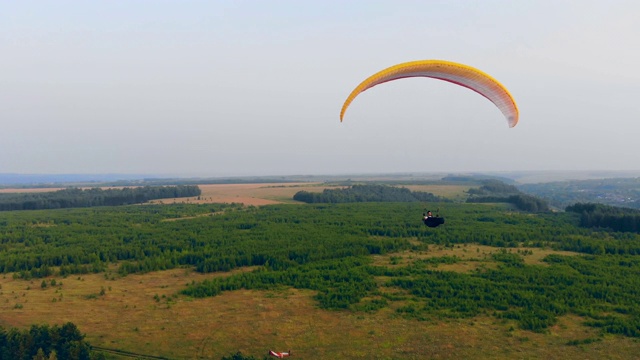 运动员在空中驾驶滑翔机。冒险、积极、极端的生活方式理念。视频素材