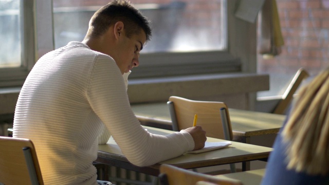 老师和学生在教室里视频素材