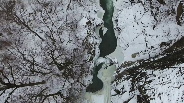 顶视图雪山峡谷与河流视频素材