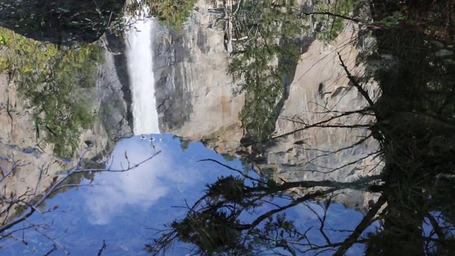 对Bridalveil Fall的反思视频素材