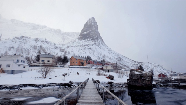 罗浮敦沿海渔村的木桥上正在下雪视频素材