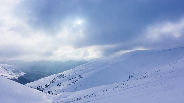 美丽的冬季景观和白雪覆盖的树木。冬天的山。视频素材