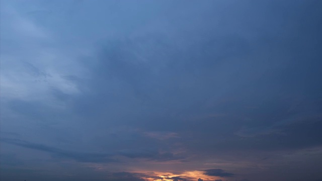 4K时间流逝，美丽的天空与云背景，天空与云天气自然云蓝，蓝色的天空与云和太阳，日出的云。视频素材