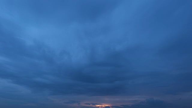 4K时间流逝，美丽的天空与云背景，天空与云天气自然云蓝，蓝色的天空与云和太阳，日出的云。视频素材