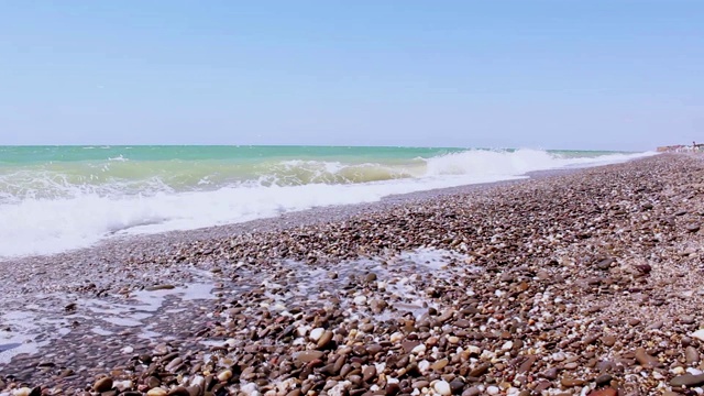 暴风雨的大海和海岸。海浪在卵石滩上翻滚。海上有暴风雨。视频素材