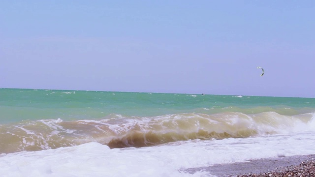 暴风雨的大海和海岸。海浪在卵石滩上翻滚。海上有暴风雨。视频素材