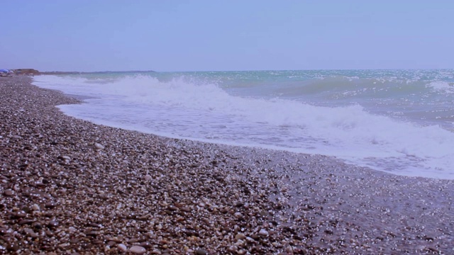 暴风雨的大海和海岸。海浪在卵石滩上翻滚。海上有暴风雨。视频素材