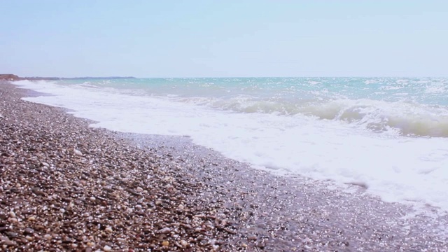 暴风雨的大海和海岸。海浪在卵石滩上翻滚。海上有暴风雨。视频素材