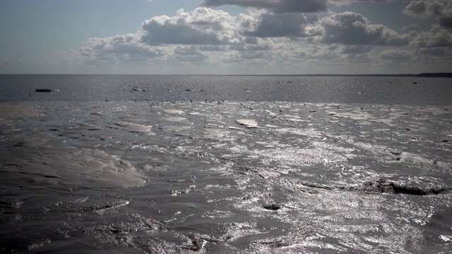 一股水流沿着沙滩流去视频素材