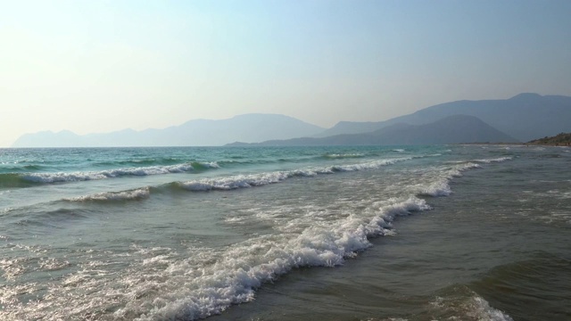 土耳其穆格拉美丽的伊豆津海滩和海浪。视频素材