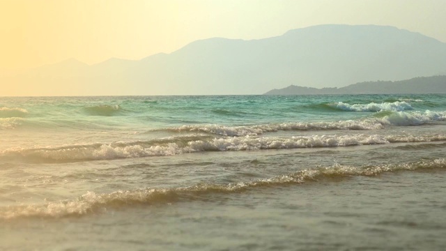 土耳其穆格拉美丽的伊豆津海滩和海浪。视频素材