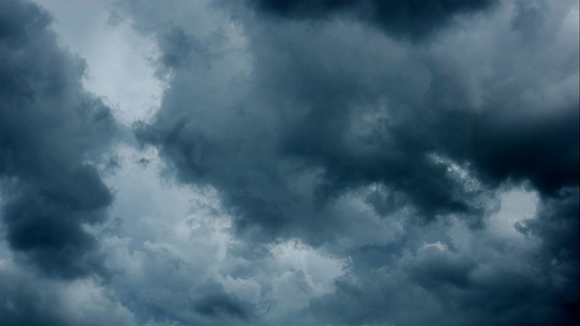 在下雨和雷暴之前，戏剧性的天空和暴风雨云的时间流逝视频素材