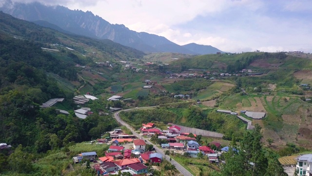 高角度视角的小村庄在森林山视频素材