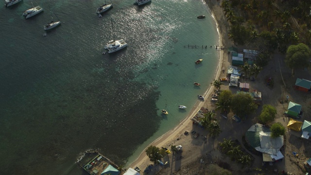 鸟瞰图跟随双体船在海湾/盐哨湾，梅罗，圣文森特和格林纳丁斯附近的海岸线视频素材