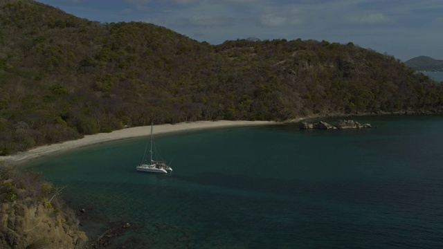 格林纳达Carriacou附近海湾/ Anse La Roche湾的双体船鸟瞰图视频素材