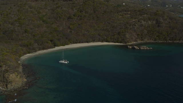 格林纳达Carriacou附近海湾/ Anse La Roche海湾的双体船鸟瞰图视频素材