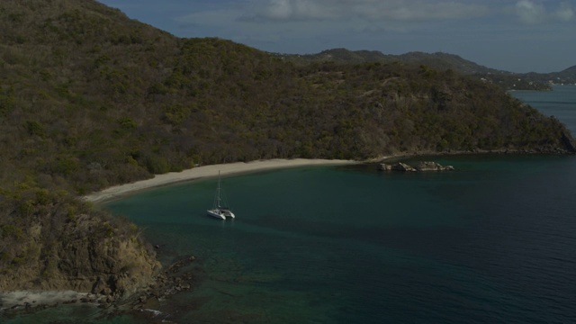 格林纳达Carriacou附近海湾/ Anse La Roche湾的双体船鸟瞰图视频素材