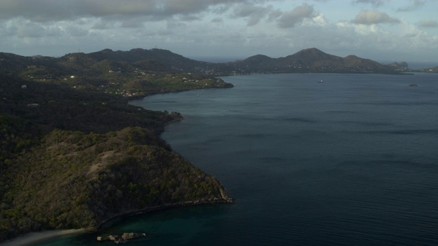 格林纳达Carriacou附近海湾/ Anse La Roche海湾的船只鸟瞰图视频素材