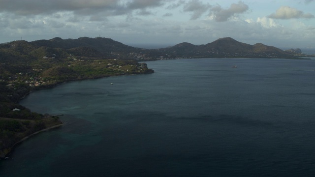 海洋和海岸鸟瞰图/卡里亚库，格林纳达视频素材